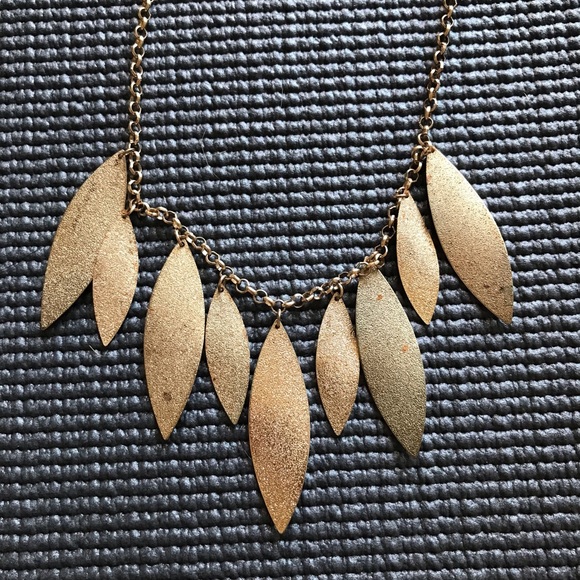 🍂 Golden Leaf Necklace 🍂 - Picture 3 of 6